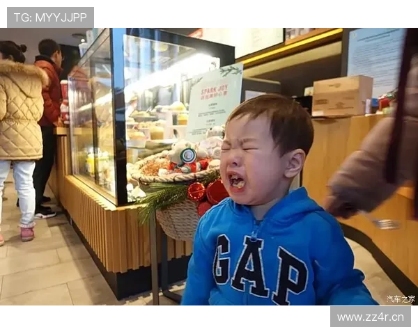 扎克拉文穿着破帽衫去咖啡店，结账那页账单把周围空气掏空